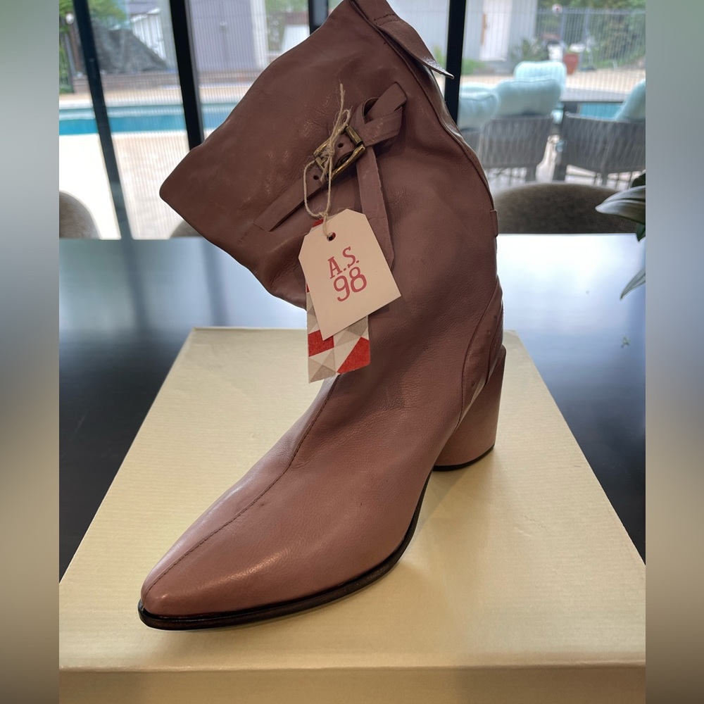 Very cute and versatile boot